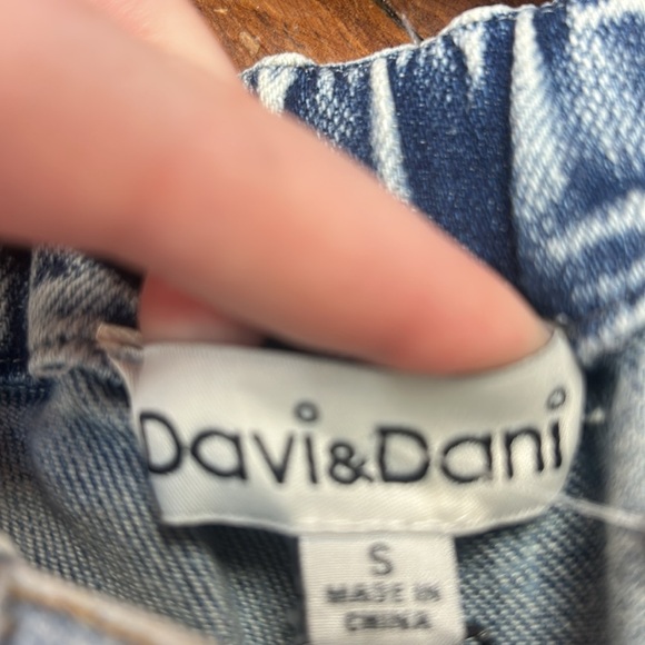 NWT Light Wash Peace Sign Patch Work Jeans - Davi & Dani - Picture 9 of 10